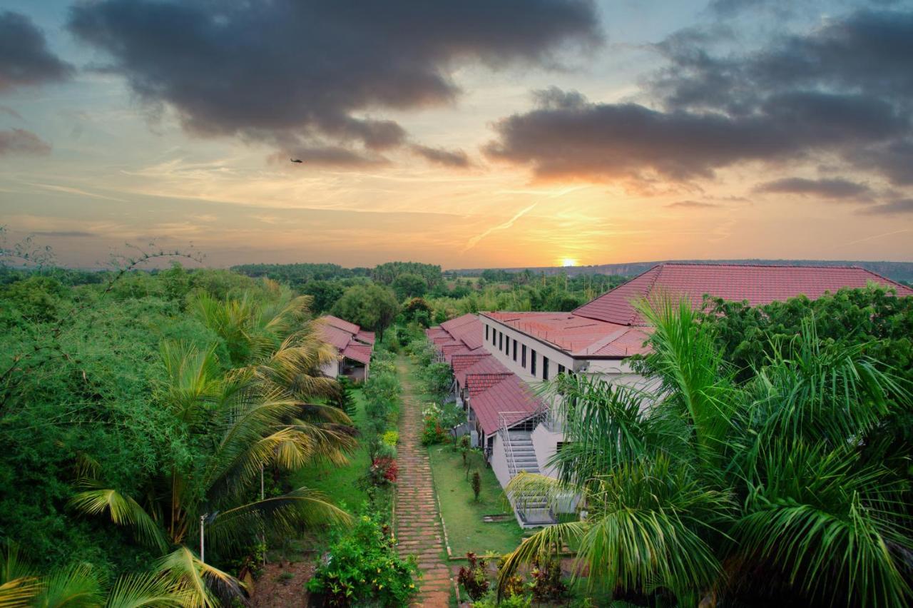 Sterling Banashree Badami Hotel Екстериор снимка