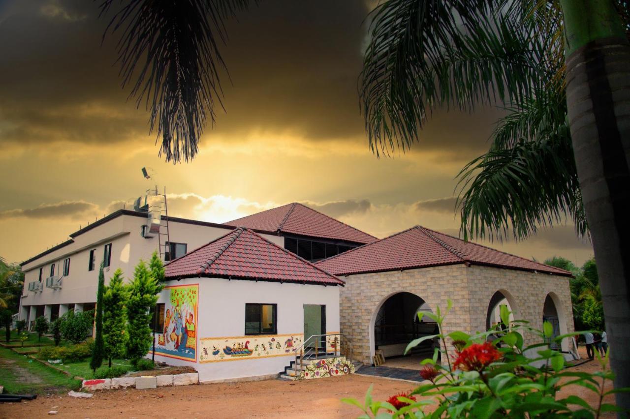 Sterling Banashree Badami Hotel Екстериор снимка