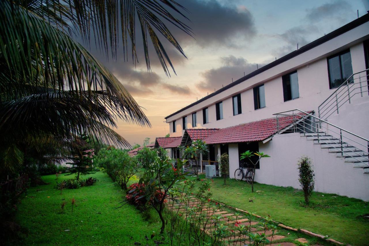 Sterling Banashree Badami Hotel Екстериор снимка
