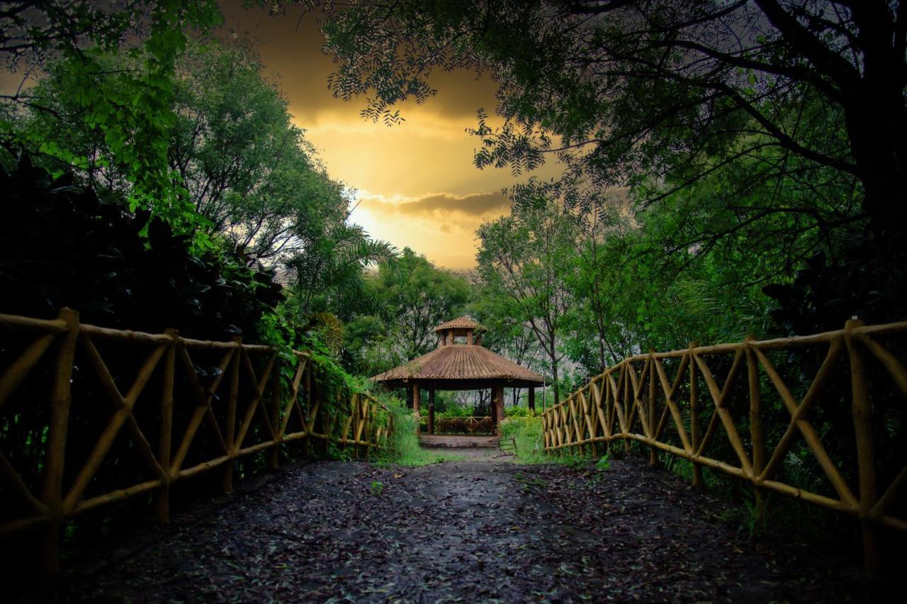 Sterling Banashree Badami Hotel Екстериор снимка