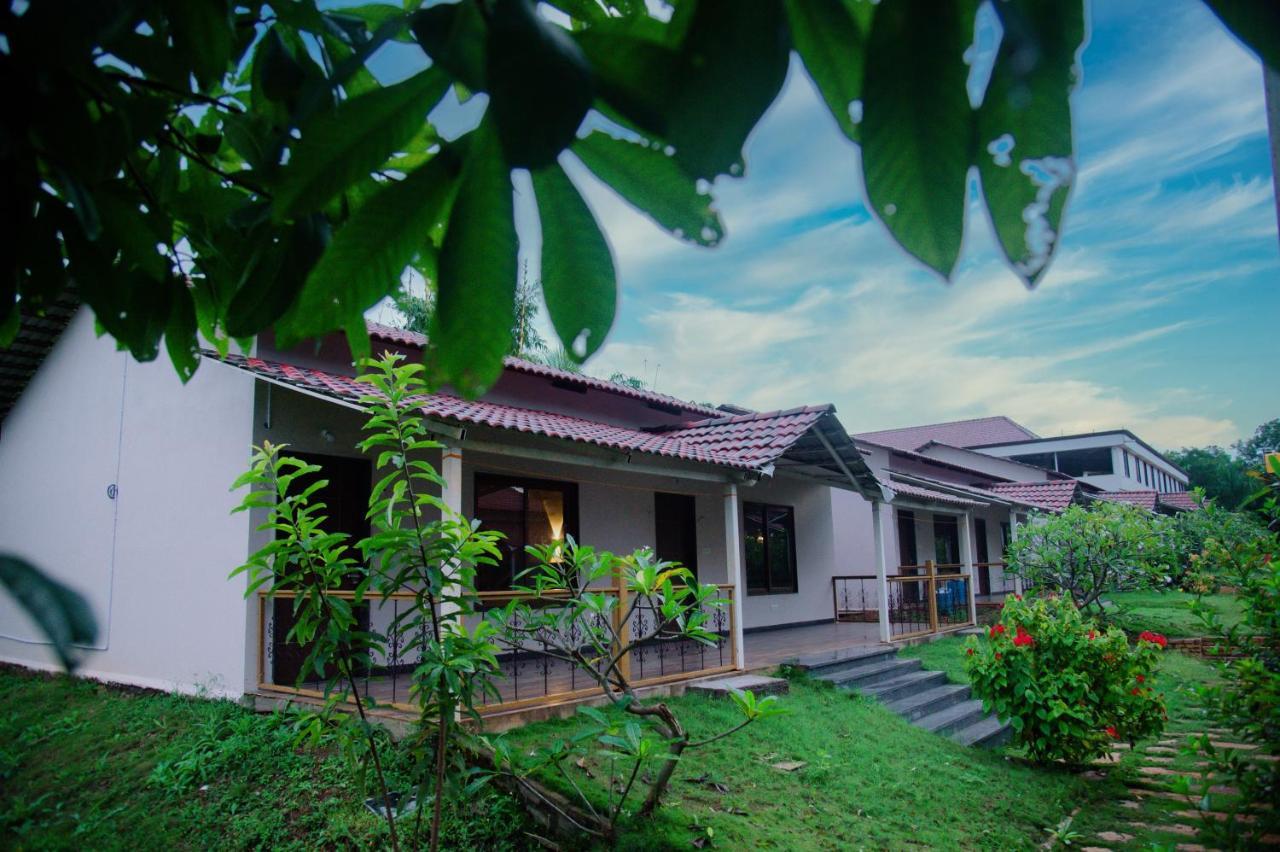 Sterling Banashree Badami Hotel Екстериор снимка