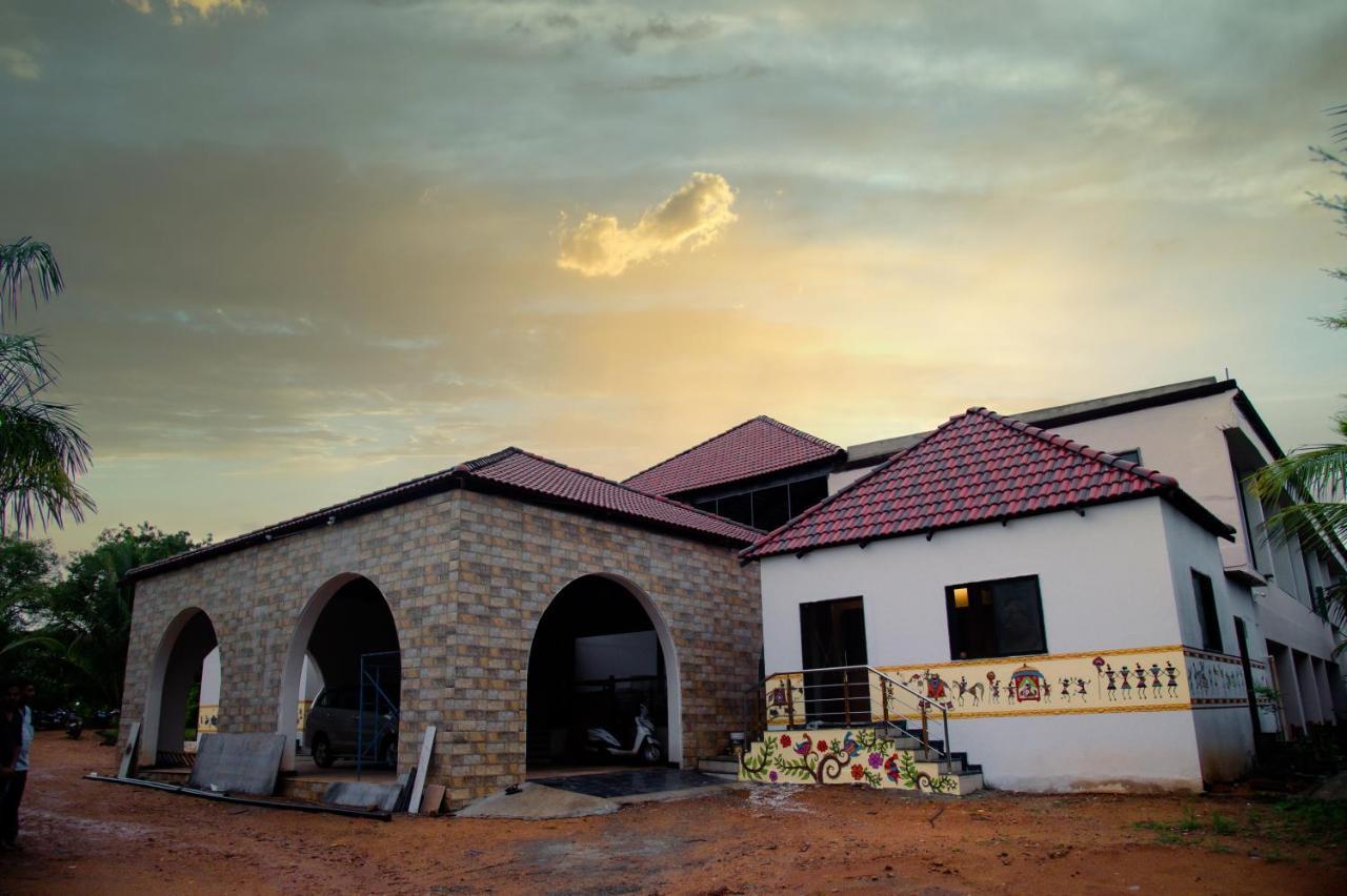 Sterling Banashree Badami Hotel Екстериор снимка