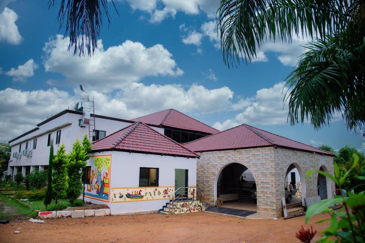 Sterling Banashree Badami Hotel Екстериор снимка
