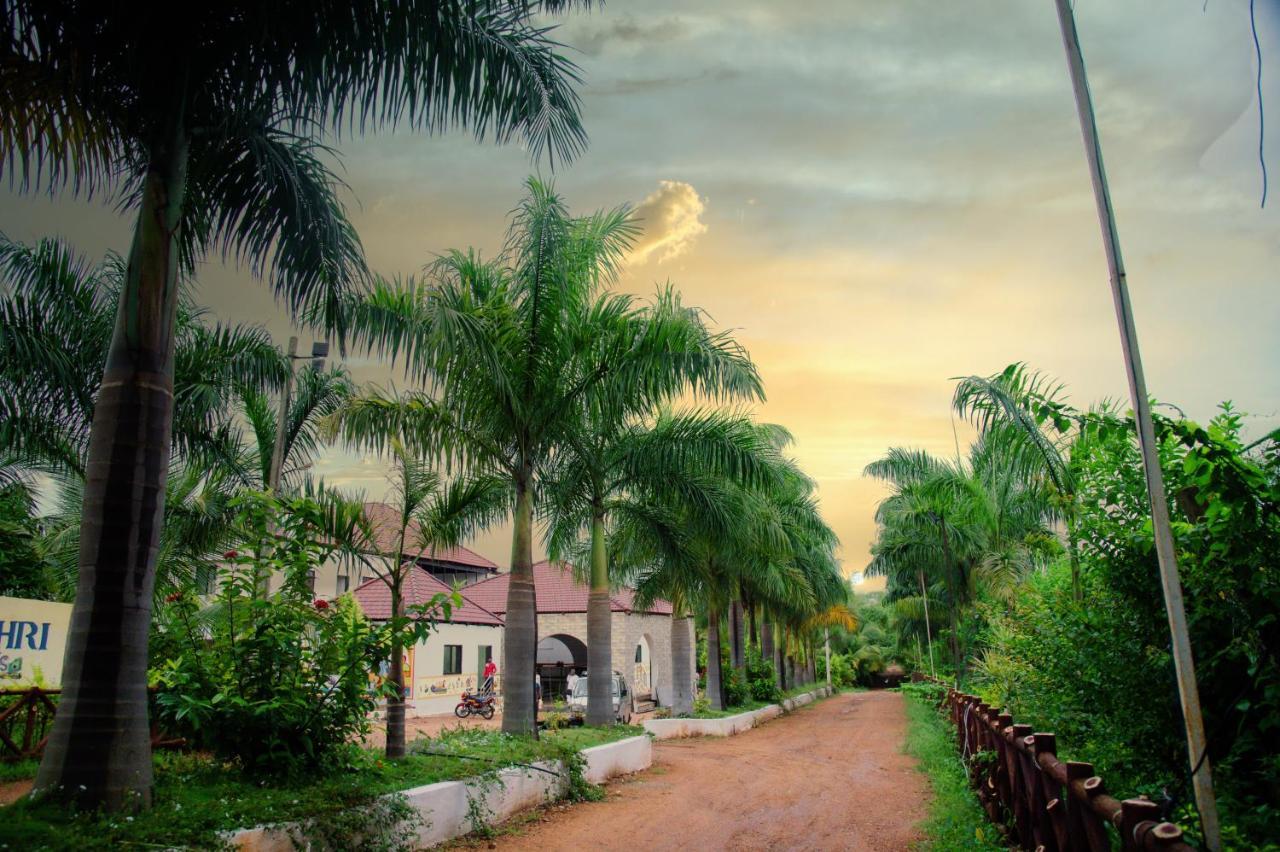 Sterling Banashree Badami Hotel Екстериор снимка
