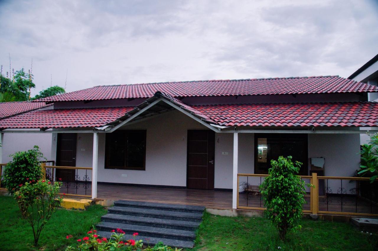 Sterling Banashree Badami Hotel Екстериор снимка