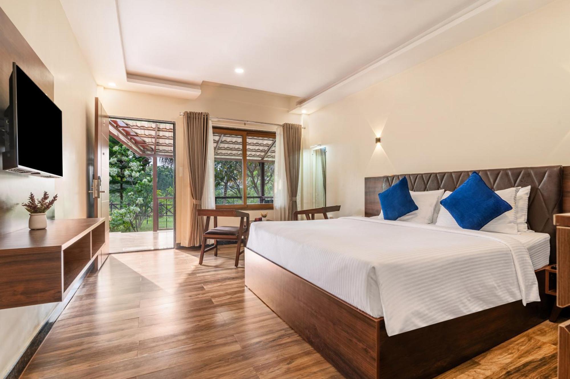 Sterling Banashree Badami Hotel Екстериор снимка