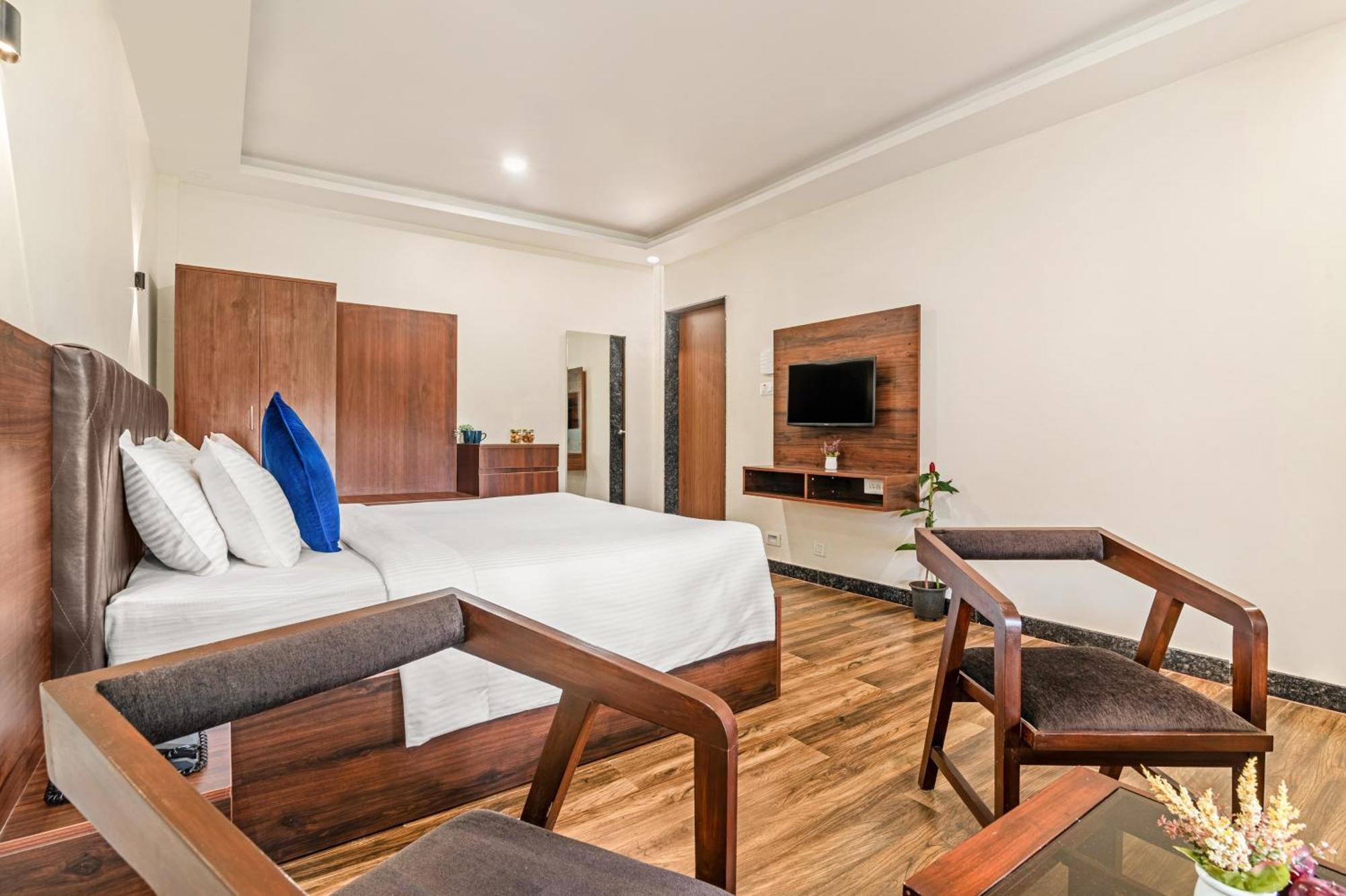 Sterling Banashree Badami Hotel Екстериор снимка
