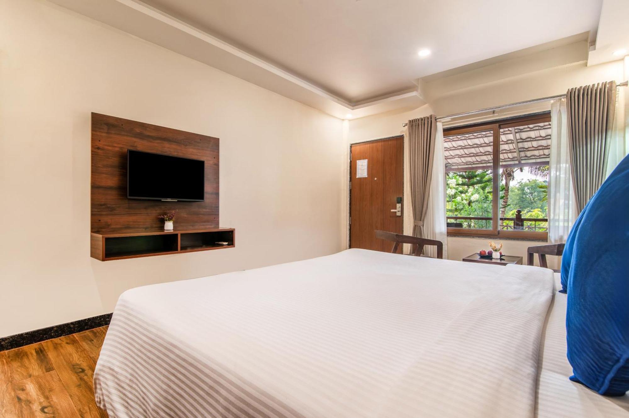 Sterling Banashree Badami Hotel Екстериор снимка