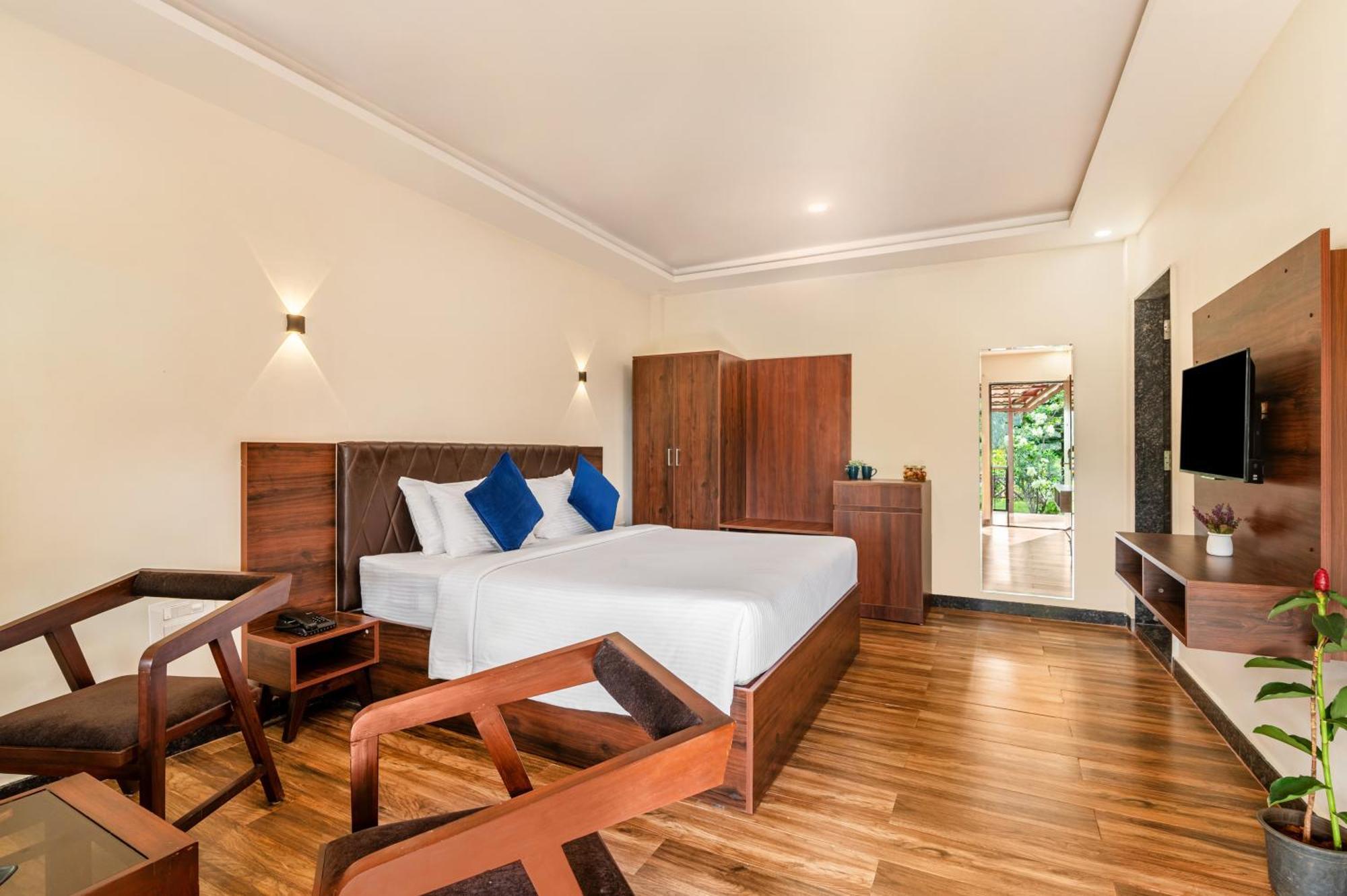Sterling Banashree Badami Hotel Екстериор снимка