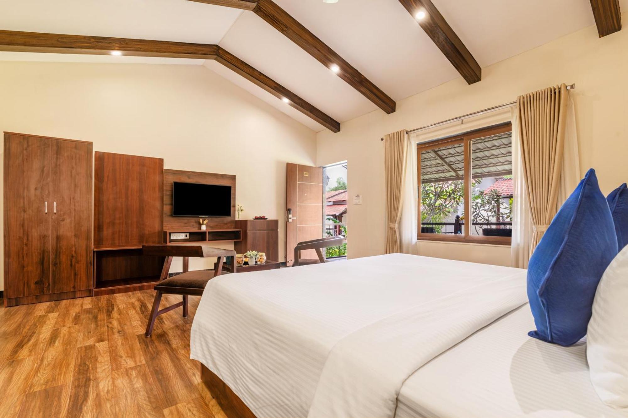 Sterling Banashree Badami Hotel Екстериор снимка