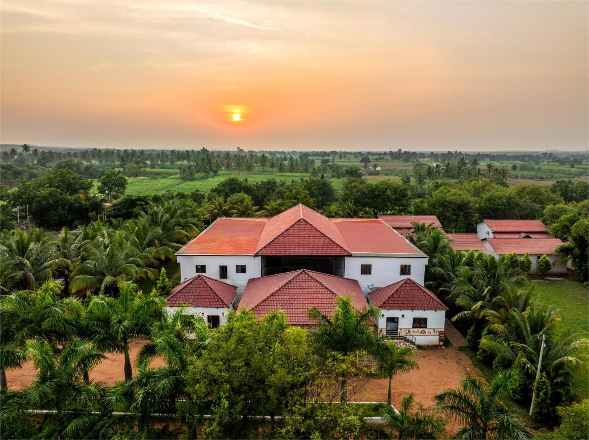 Sterling Banashree Badami Hotel Екстериор снимка
