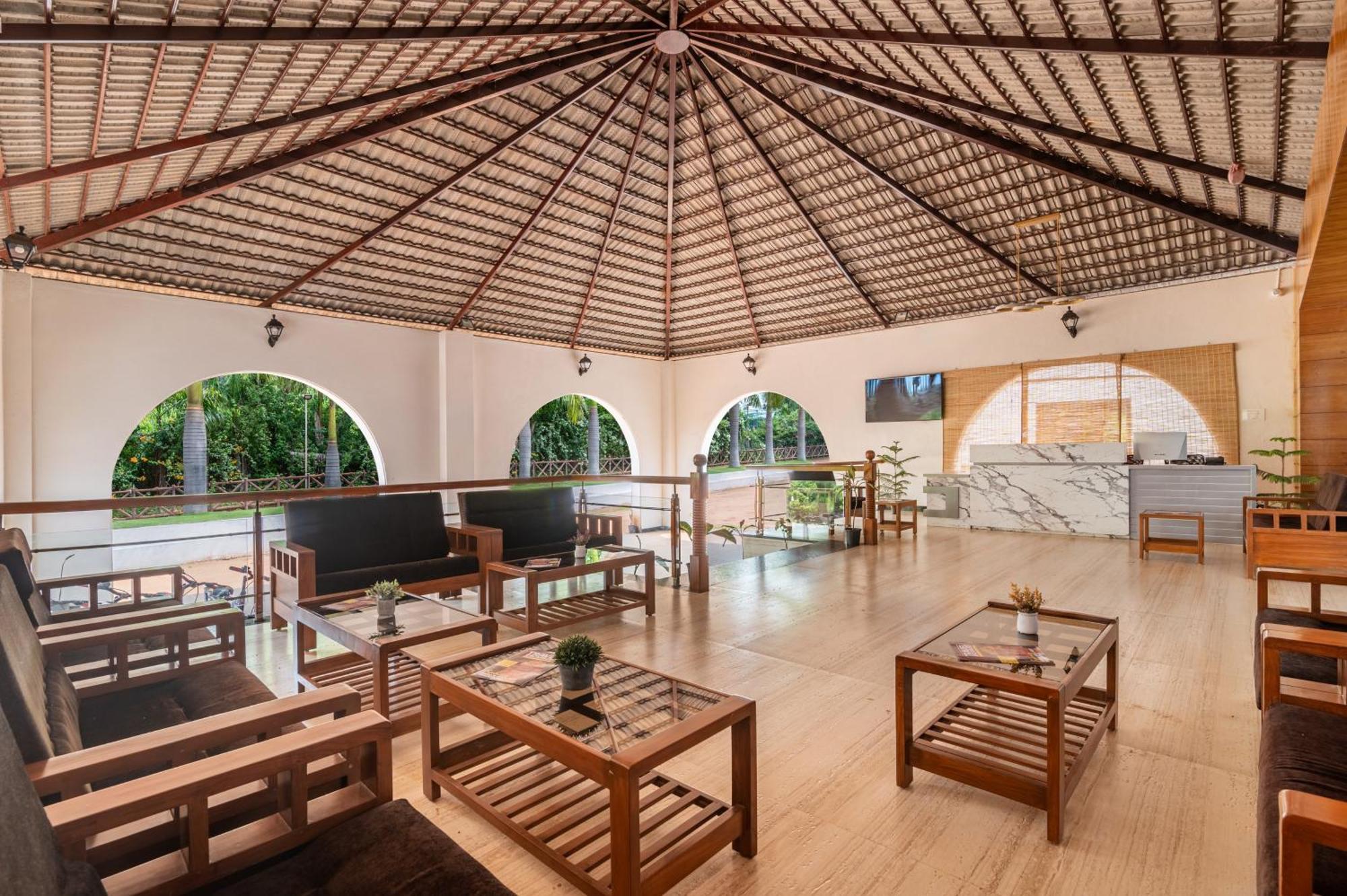 Sterling Banashree Badami Hotel Екстериор снимка