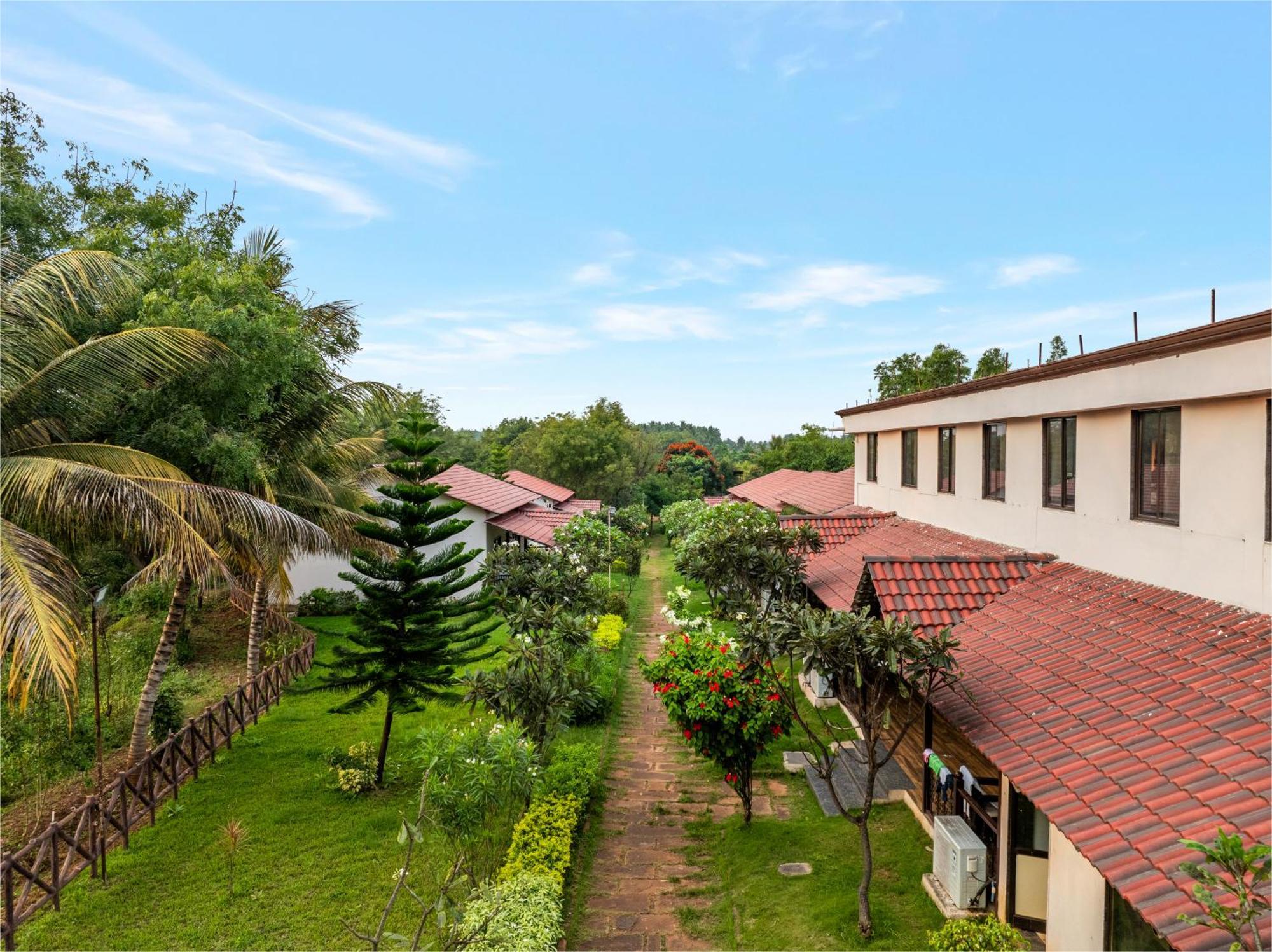 Sterling Banashree Badami Hotel Екстериор снимка