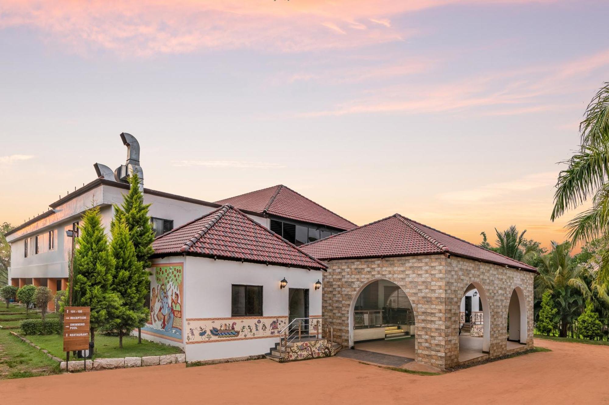 Sterling Banashree Badami Hotel Екстериор снимка